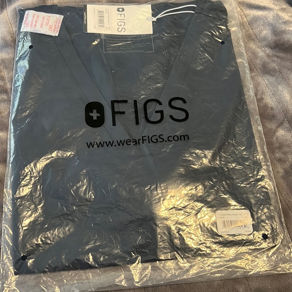 Casma figs scrub top